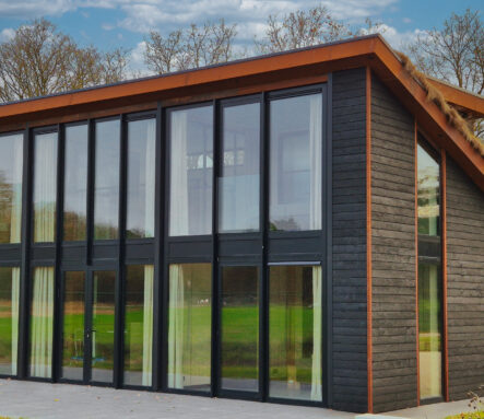 Bâtiments modernes avec fenêtres aluminium Aliplast Genesis 75