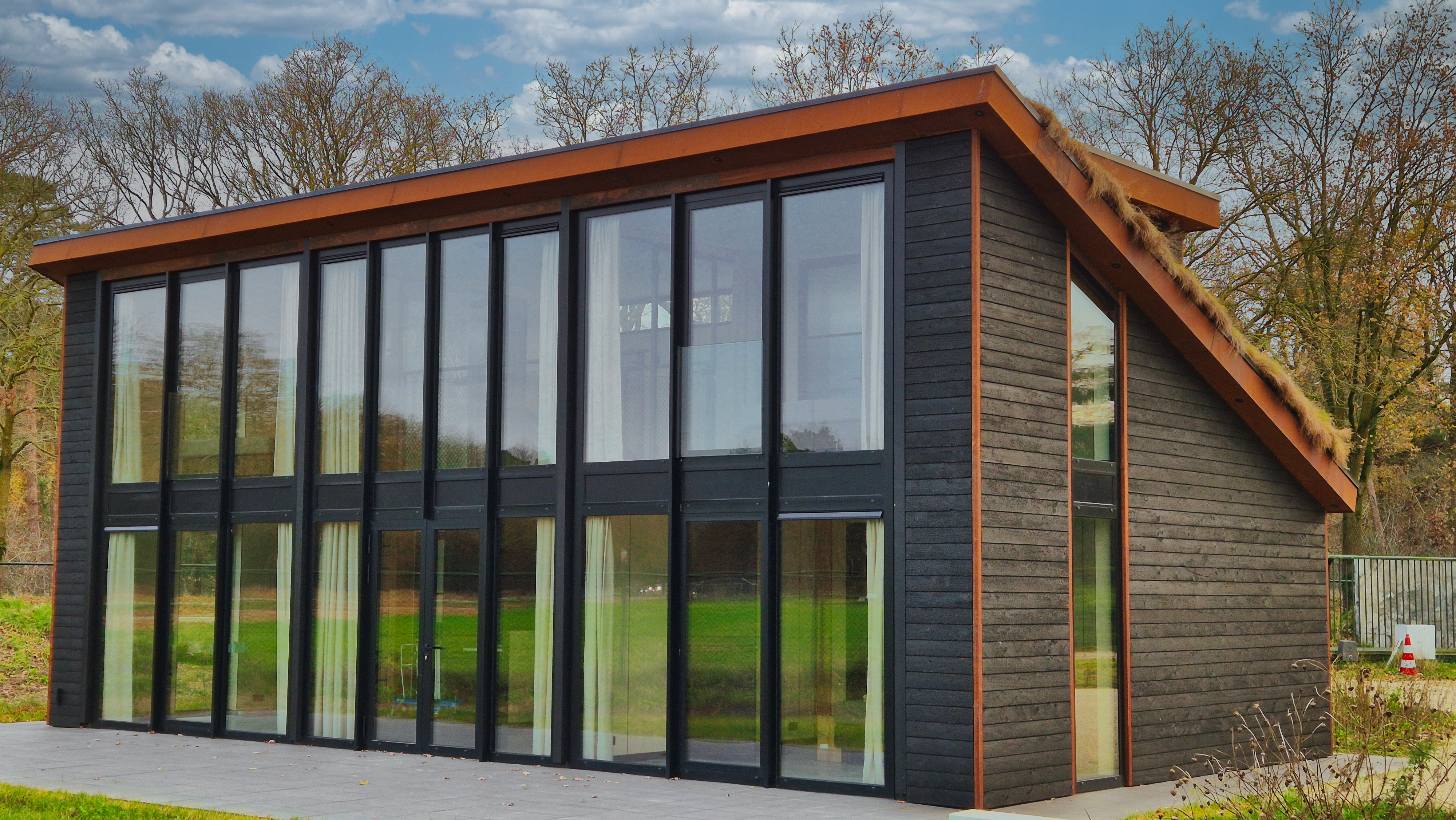 Bâtiments modernes avec fenêtres aluminium Aliplast Genesis 75