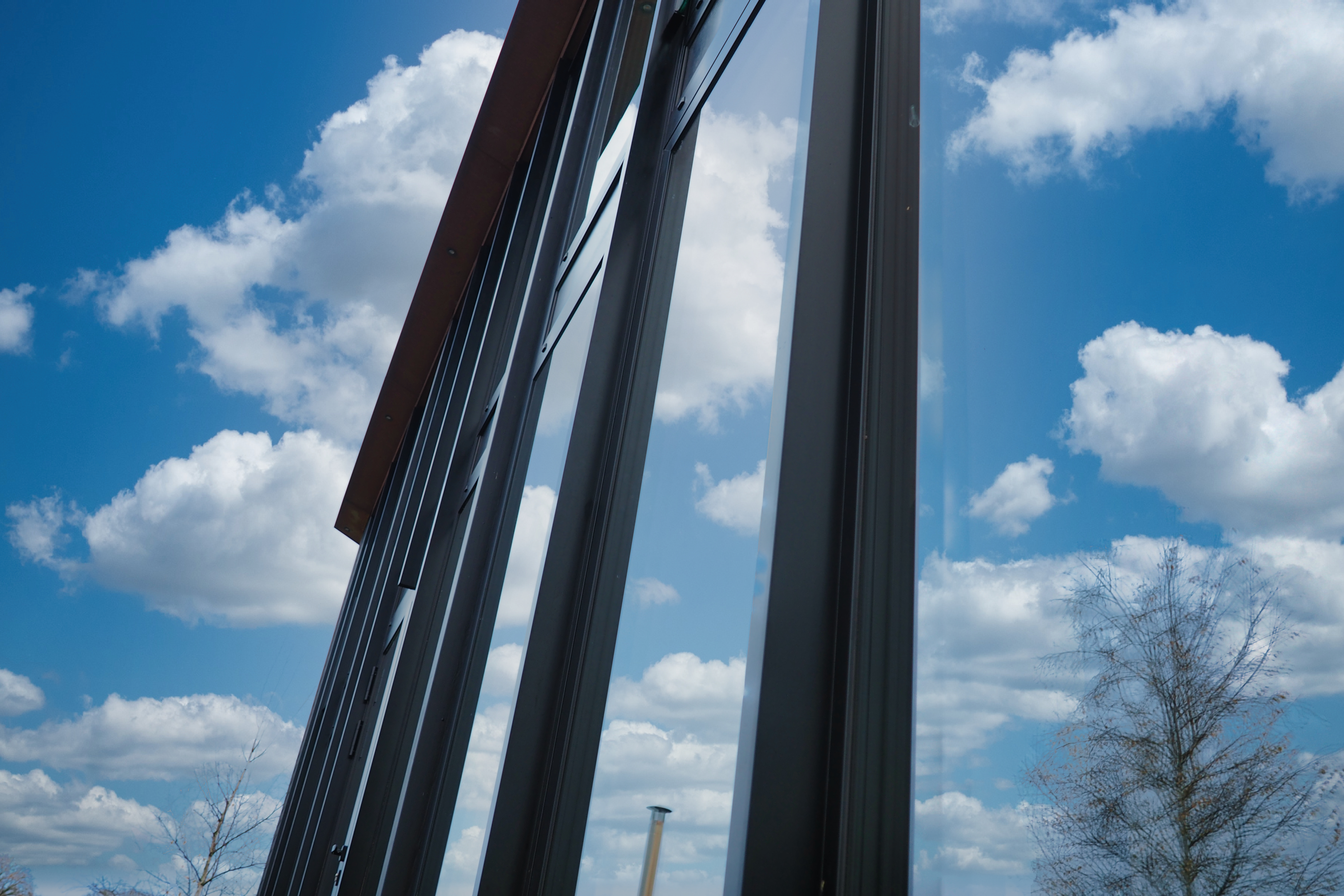 Fenêtres aluminium Genesis 75 dans immeuble résidentiel