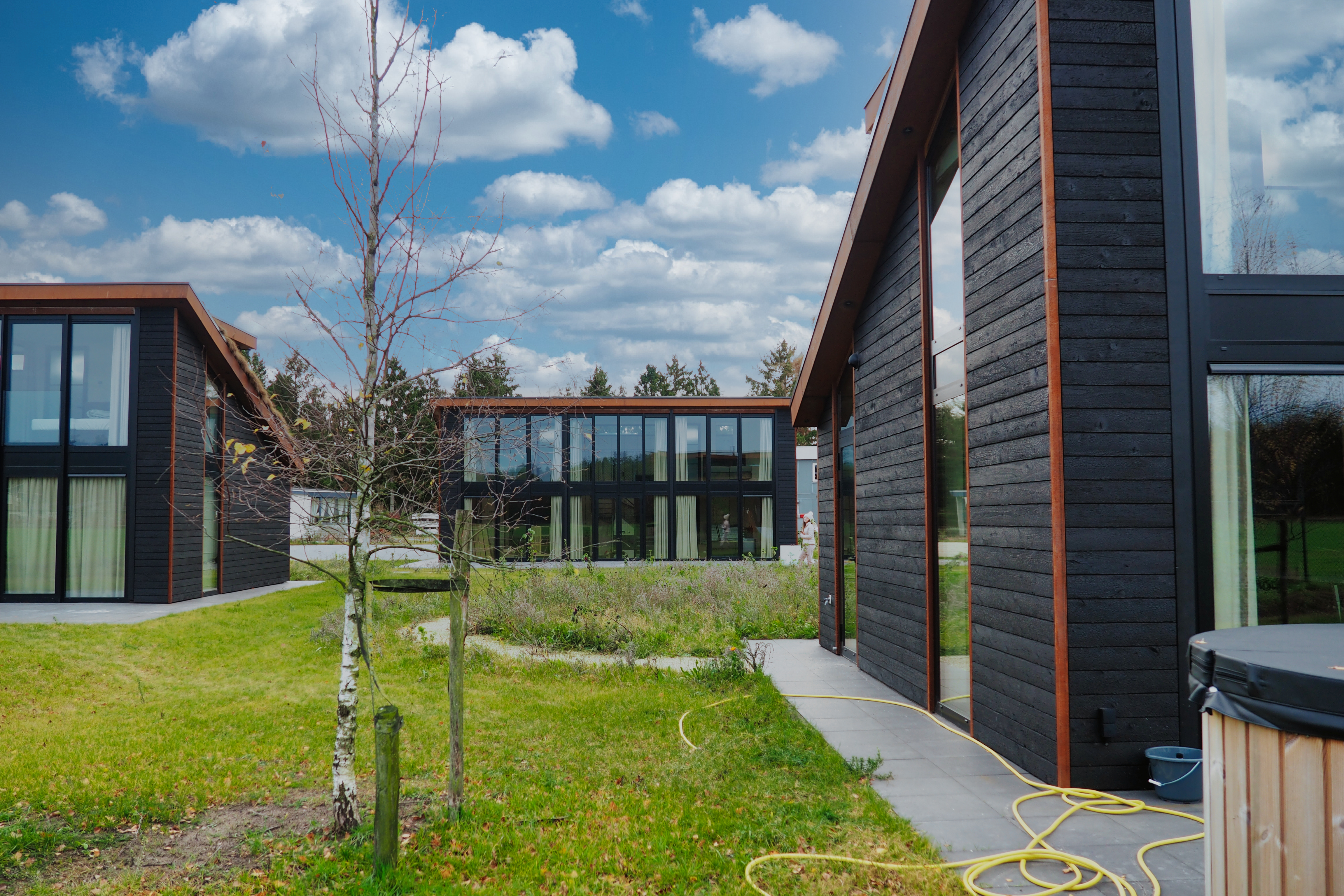 Fenêtres aluminium Genesis 75 dans immeuble résidentiel